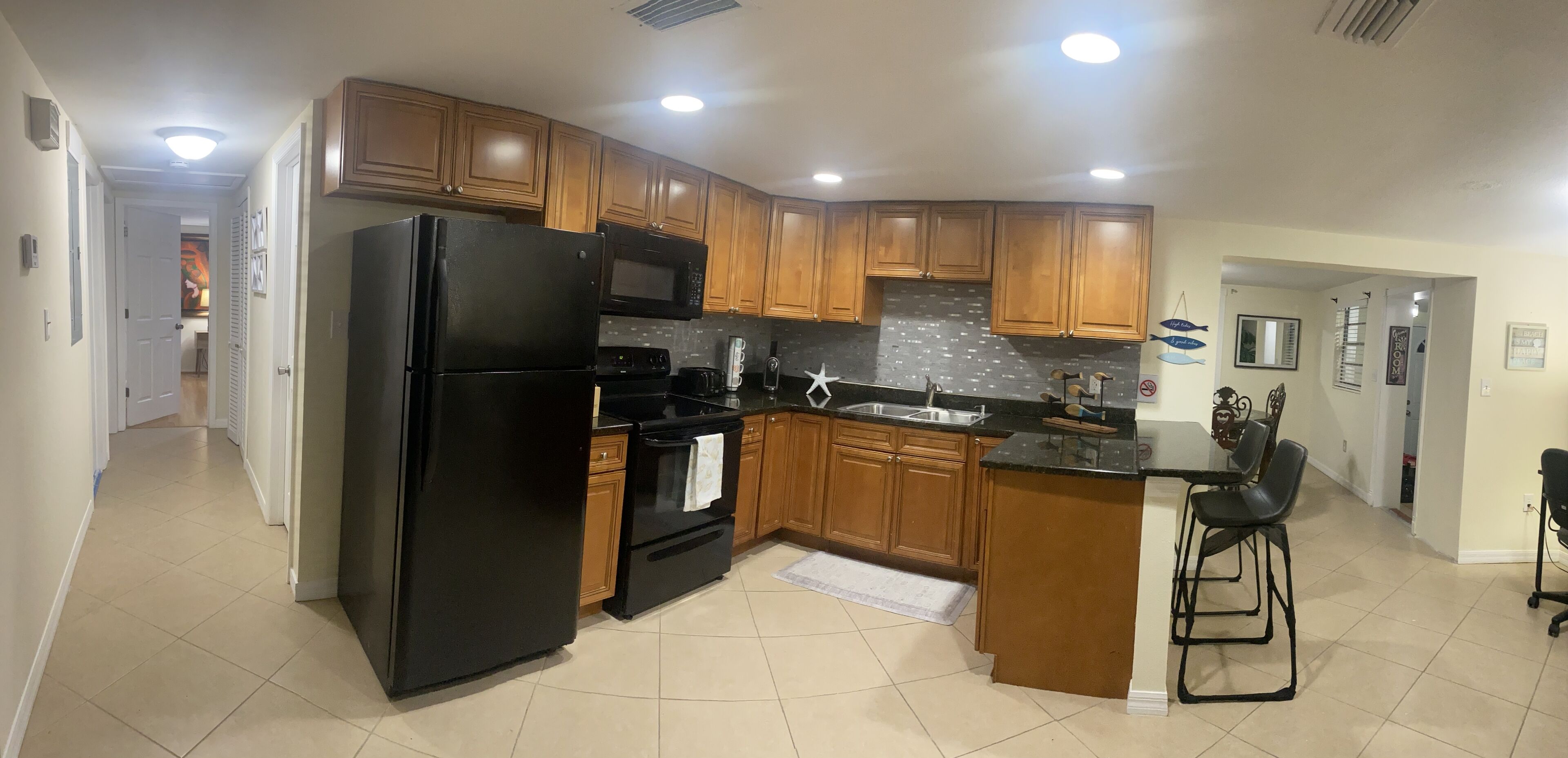 House that offers accommodation with direct access to salt water canal