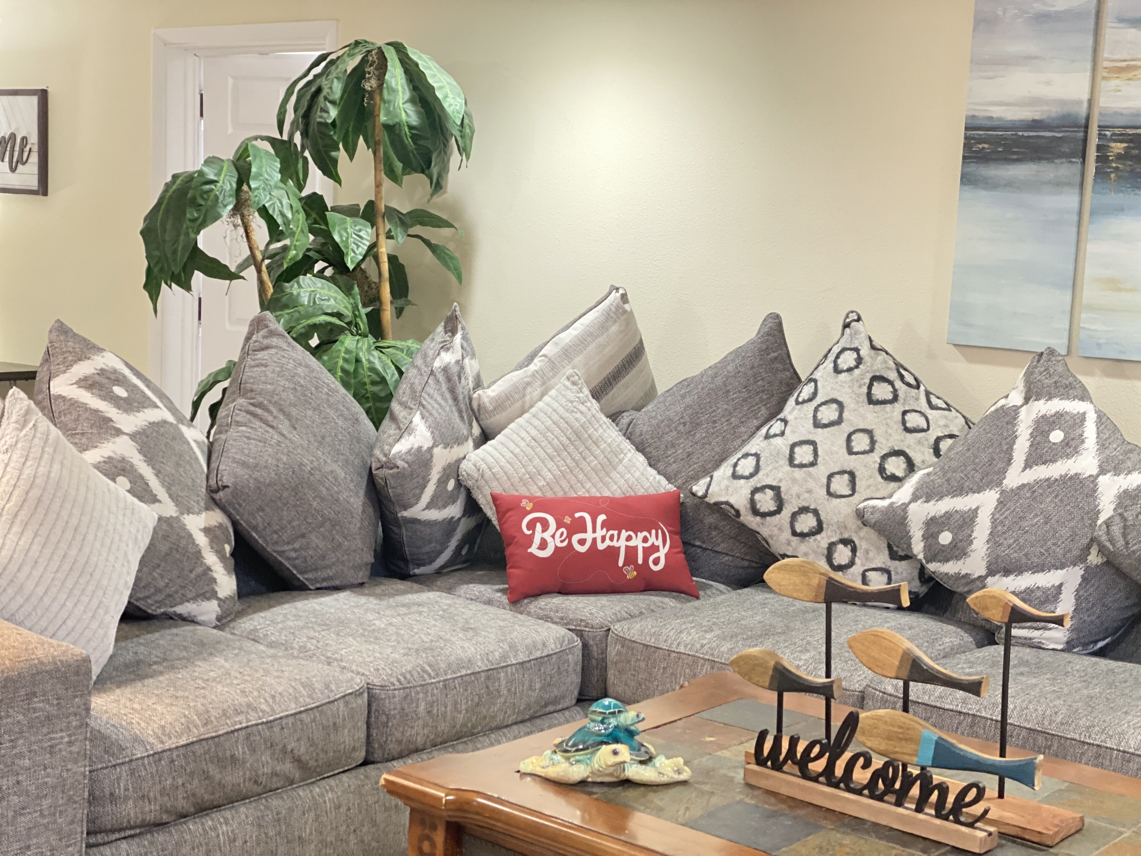 House that offers accommodation with direct access to salt water canal