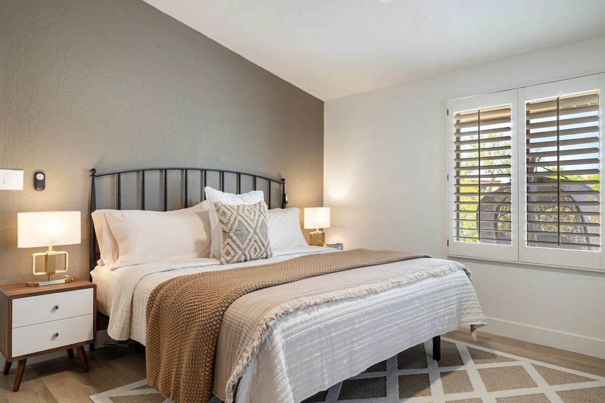 3 bedrooms, iron/ironing board, WiFi, bed sheets