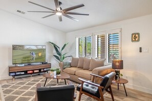 TV, books - Bus Stop Saloon by PaseoHomesAZ Cave Creek with Spa (Cave Creek)