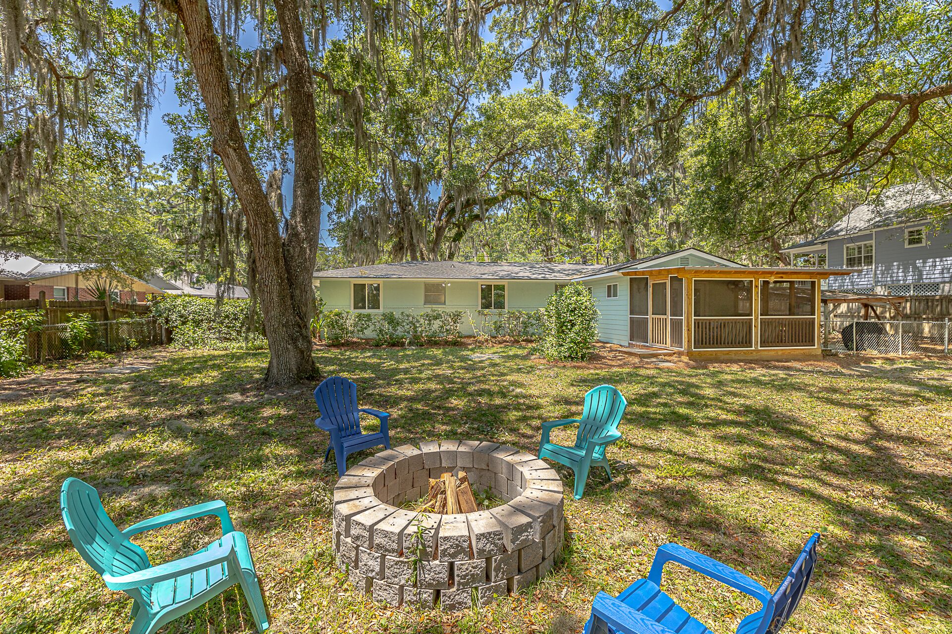 4BR/3BA Pet Friendly, Fenced Yard, 1.5 mi to Beach!