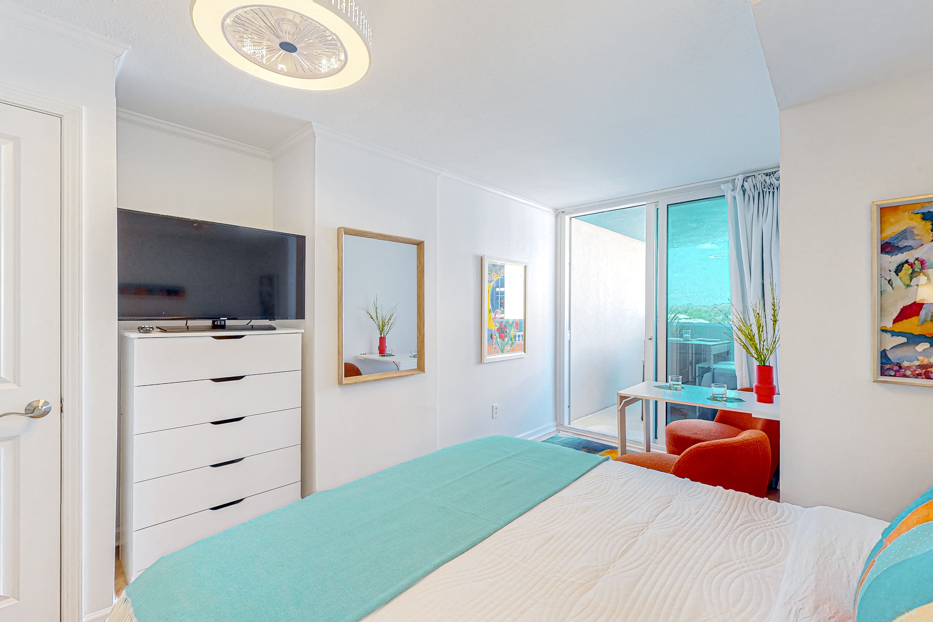 Bright studio with beach access, pools & hot tub - full kitchen, washer/dryer