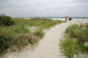 On the beach - Bright, updated studio with beach access, pool, hot tub, lazy river & firepit (North Myrtle Beach)