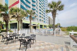 Outdoor dining - Bright, updated studio with beach access, pool, hot tub, lazy river & firepit (North Myrtle Beach)