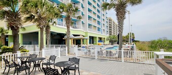 Bright, updated studio with beach access, pool, hot tub, lazy river & firepit