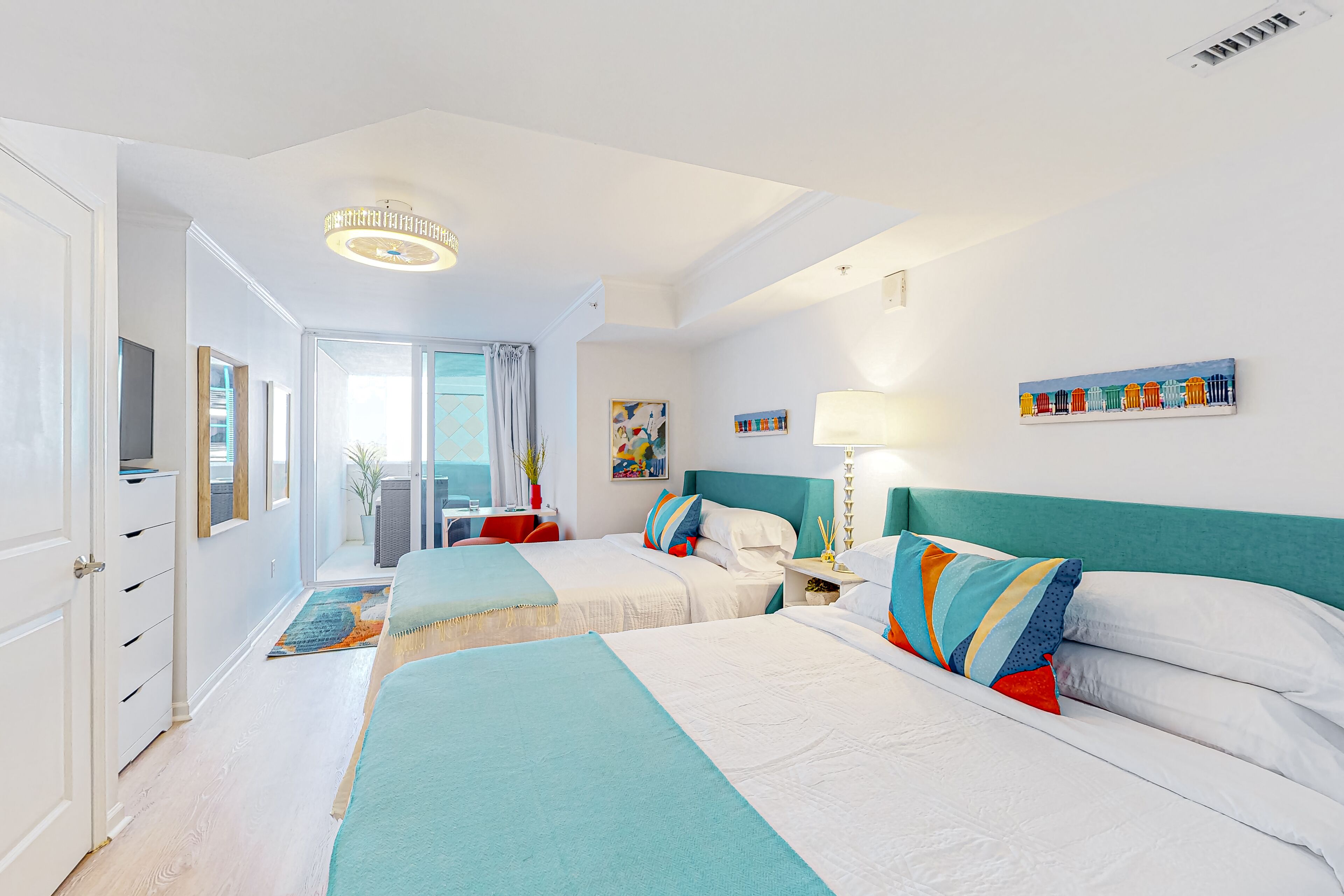 Bright studio with beach access, pools & hot tub - full kitchen, washer/dryer