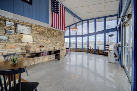 Lobby. Cannon Inn By Capital O Gonzales Tx