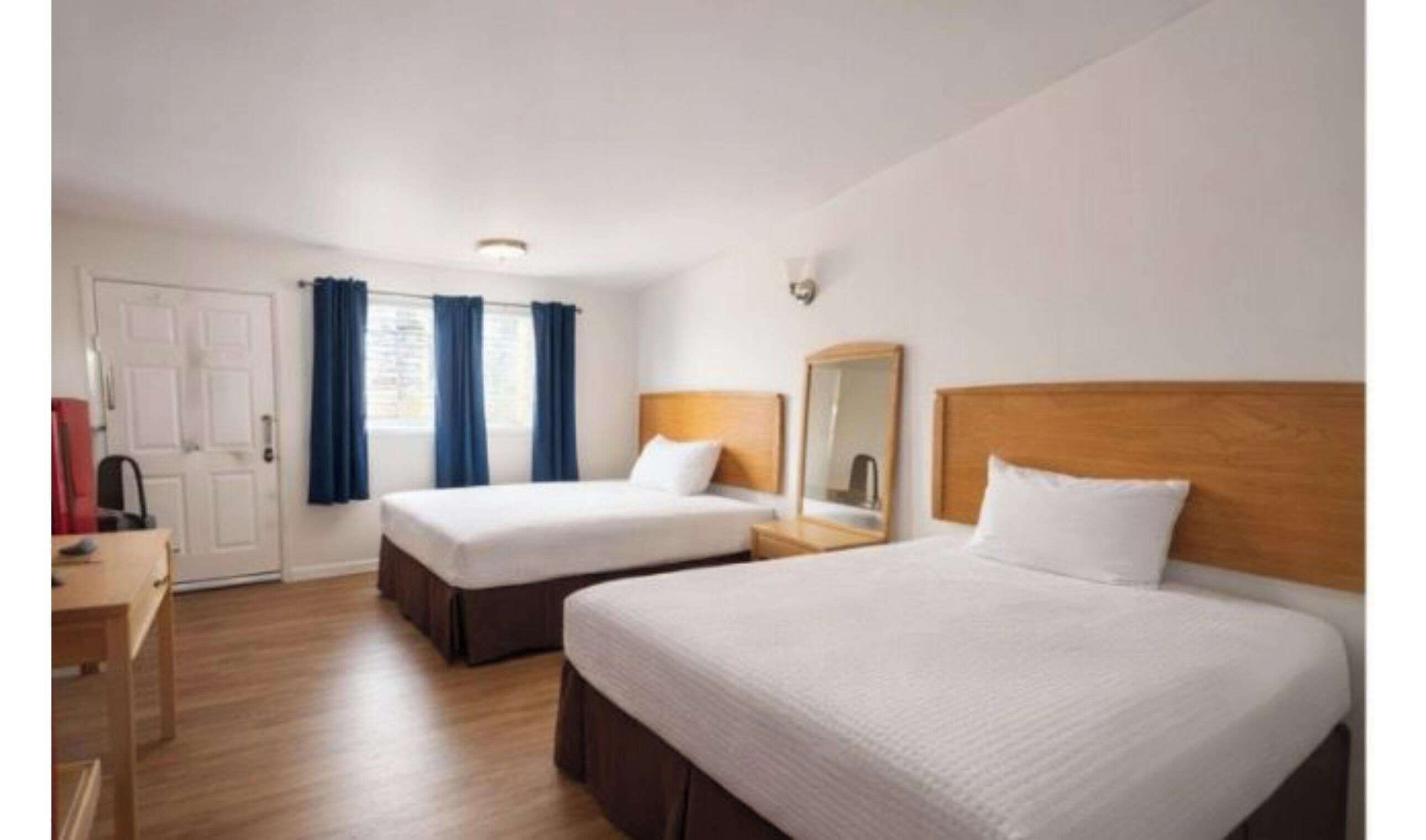 Habitación, 2 camas de matrimonio | Wifi gratis y ropa de cama