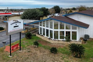 Un Cannon Inn con un gran letrero que anuncia alquileres semanales y mensuales.