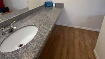 Rom, 2 queensize-senger | Bad | Designertoalettartikler og håndklær