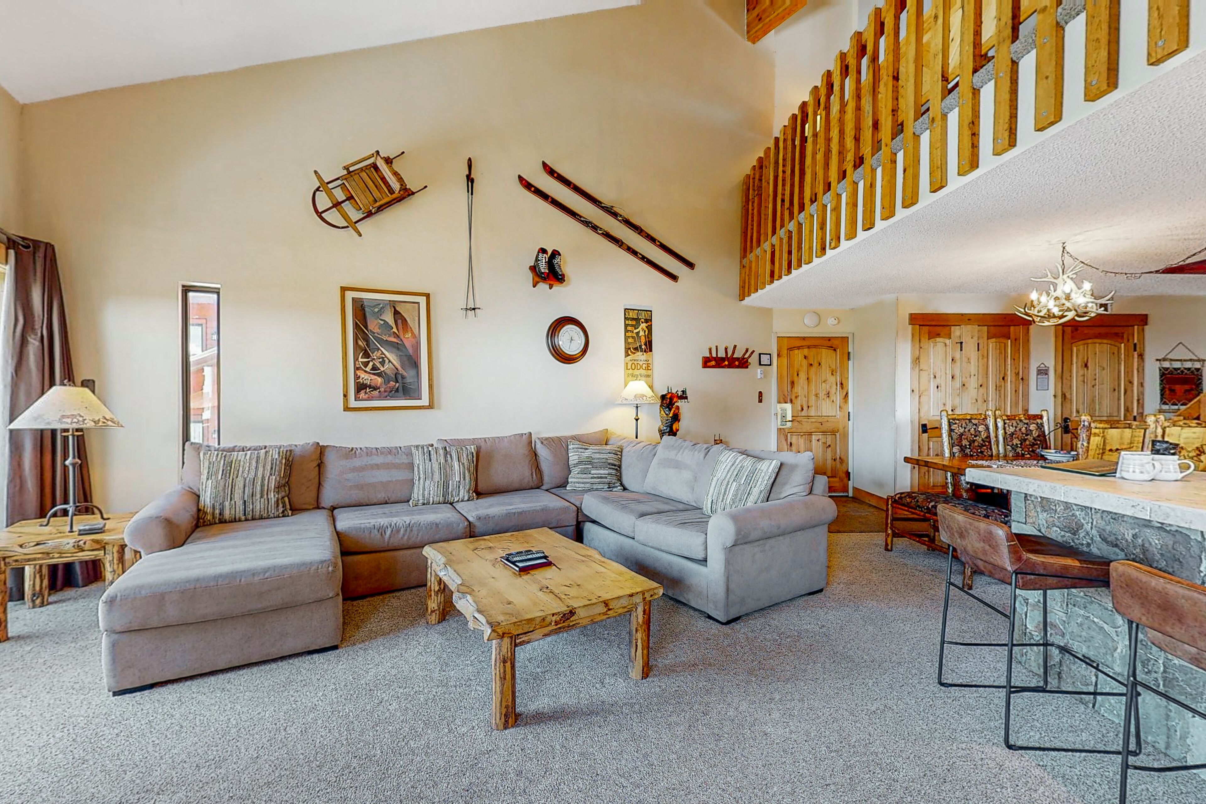 Televisión, chimenea, reproductor de DVD y videoteca 