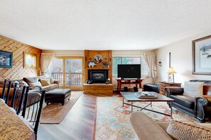 Televisión, chimenea, reproductor de DVD y videoteca 