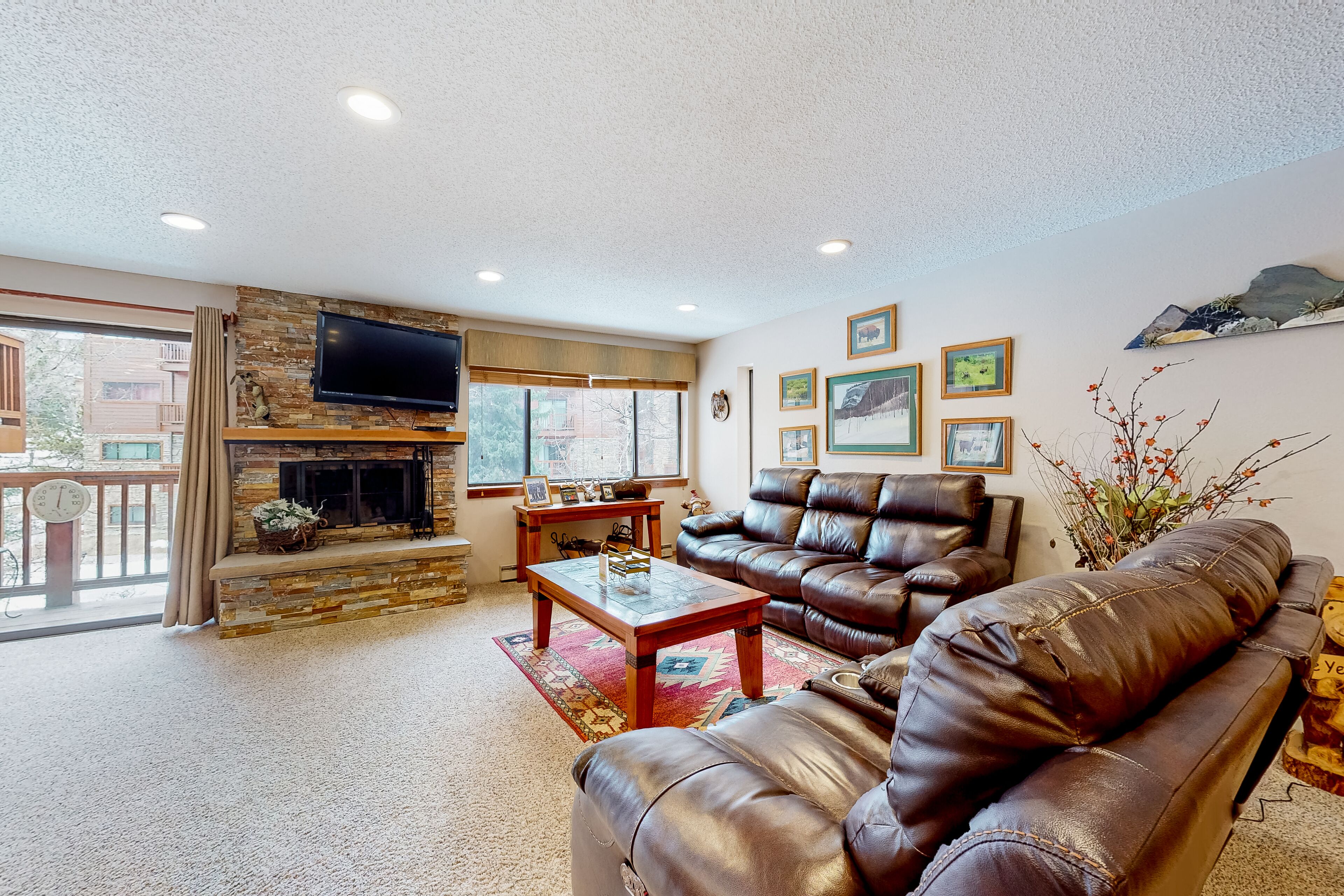 2nd-floor condo near Main St with hot tubs, pool, fireplace, & ski locker