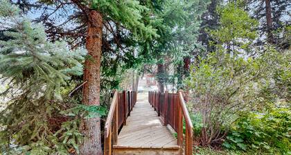 Ski-in/out ground-floor condo with hot tubs, fireplace, gym & views