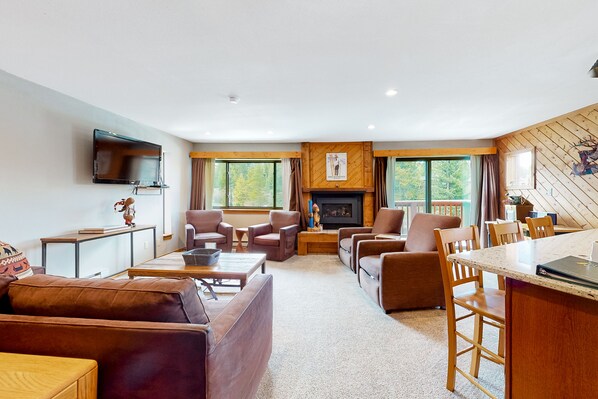 TV, fireplace