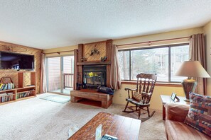 TV, peis, DVD-spiller og bøker