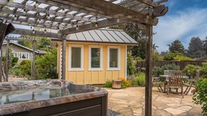 Outdoor dining - Butterfly Beach House (Santa Cruz)