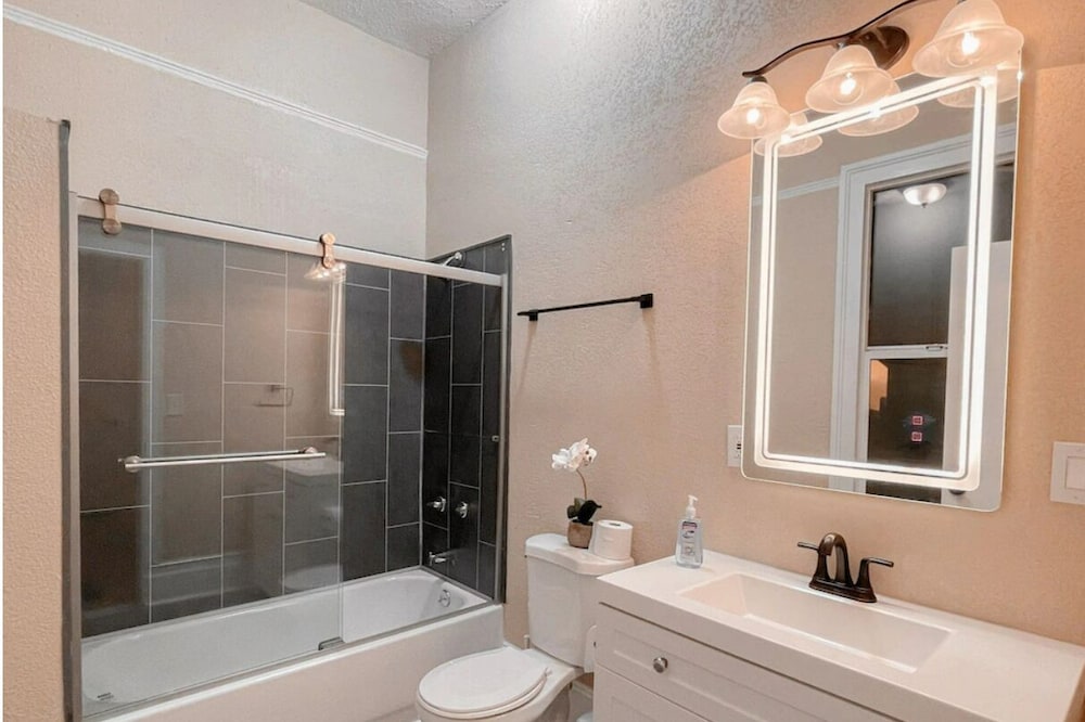 Three Bedroom House in Oakland