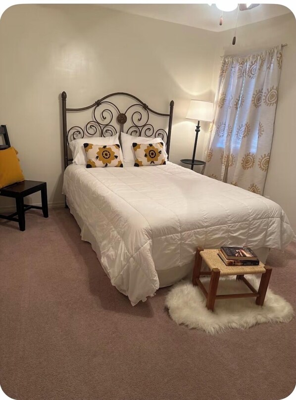 2 slaapkamers, een strijkplank/strijkijzer, gratis wifi, beddengoed