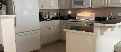 Een koelkast, een magnetron, een oven, een kookplaat