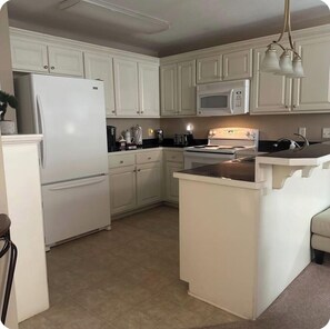 Een koelkast, een microgolfoven, een oven, een kookplaat