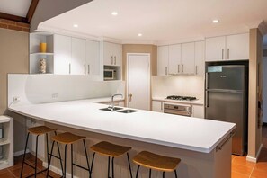 Fridge, microwave, oven, stovetop - Clearwater Cosy Comforts Steps from the Beach (Dunsborough)