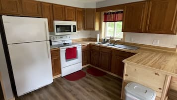 Cafetera y tetera, refrigerador, microondas y horno