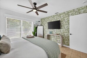 2 chambres, bureau, fer et planche à repasser, lit de bébé portatif