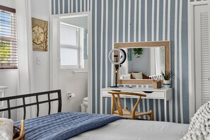 2 chambres, bureau, fer et planche à repasser, lit de bébé portatif