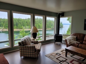 Living area - Argo's Landing (Bamfield)