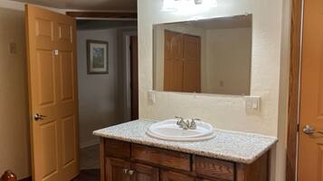 Suihku, hiustenkuivaaja, pyyhkeet, saippua