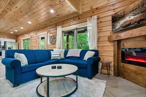 Smart TV, caminetto, videogiochi