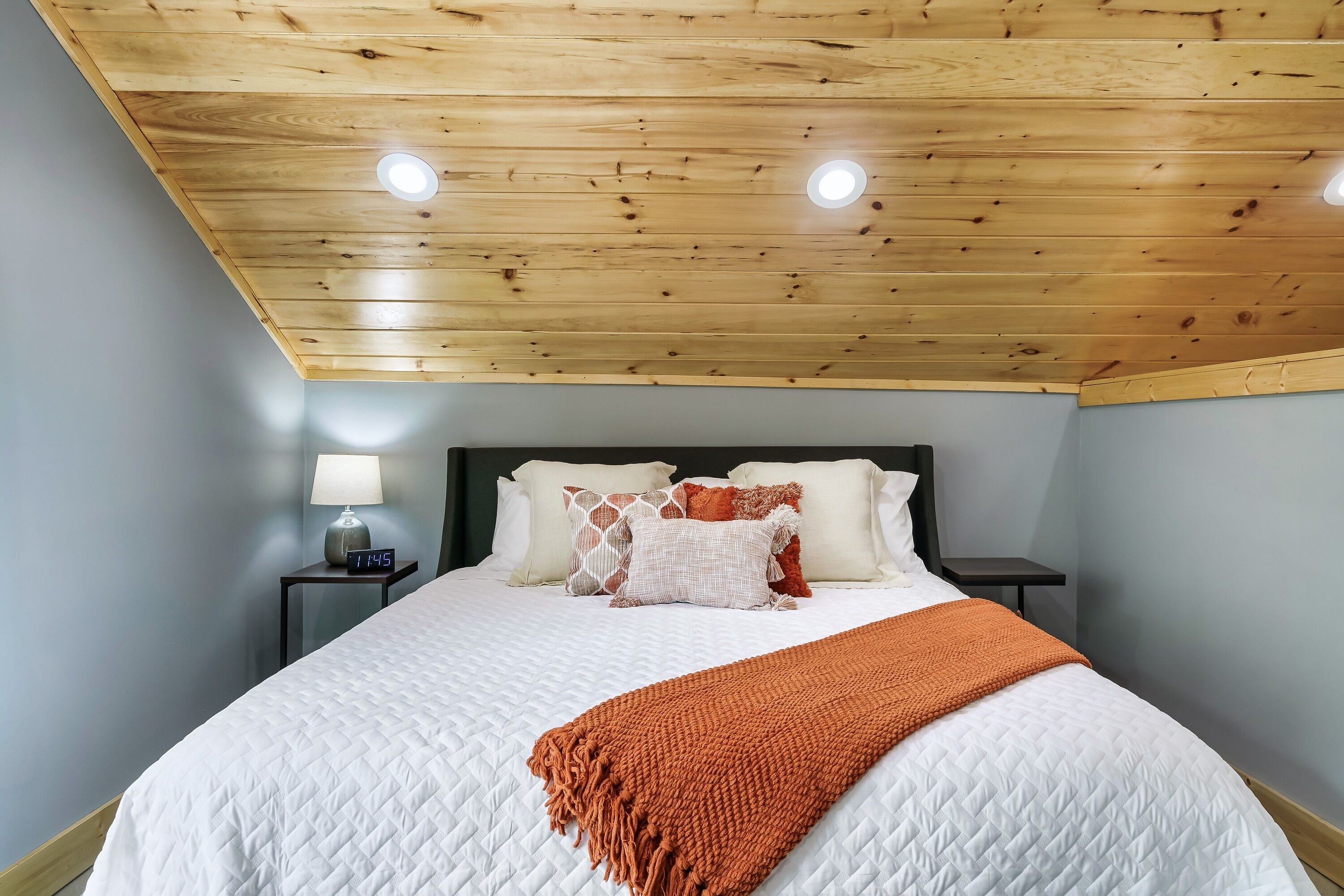 3 habitaciones, tabla de planchar con plancha y cuna de viaje 