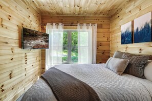 3 bedrooms, iron/ironing board, travel crib, free WiFi