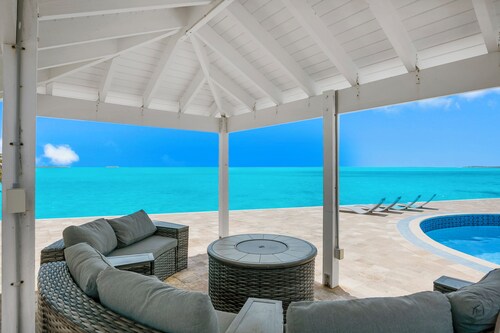 Ocean Front Property With Pool. - George Town