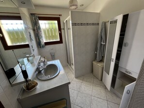Dusche, Haartrockner, Handtücher, Toilettenpapier