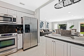 Refrigerador, microondas, horno y lavavajillas