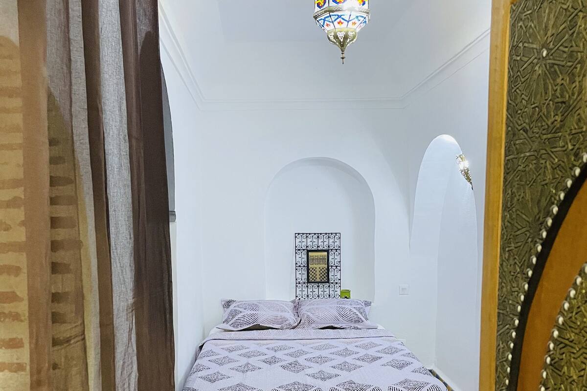 Shower, rainfall showerhead, free toiletries, hair dryer