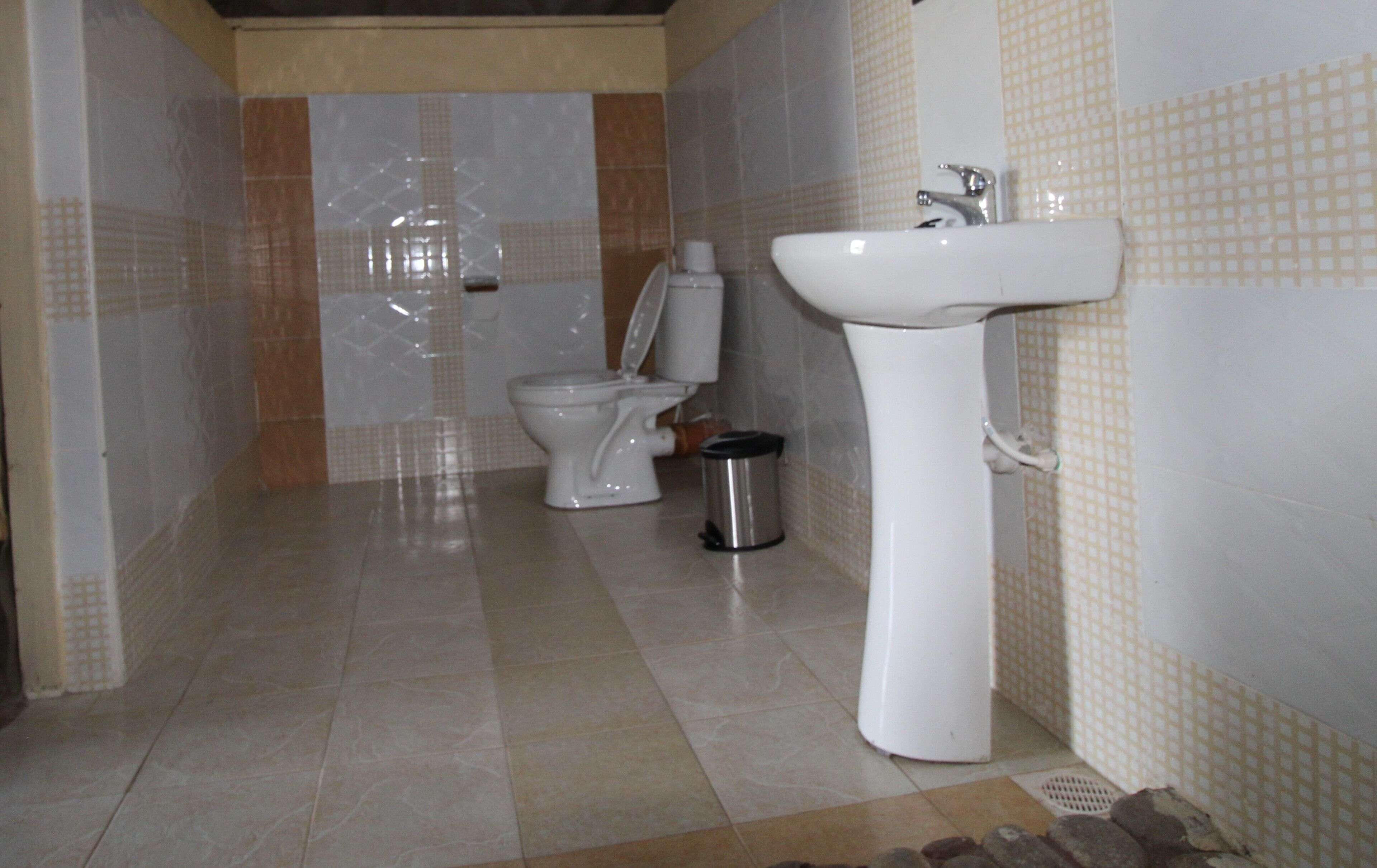 Ducha, cabezal de ducha tipo lluvia, zapatillas y toallas