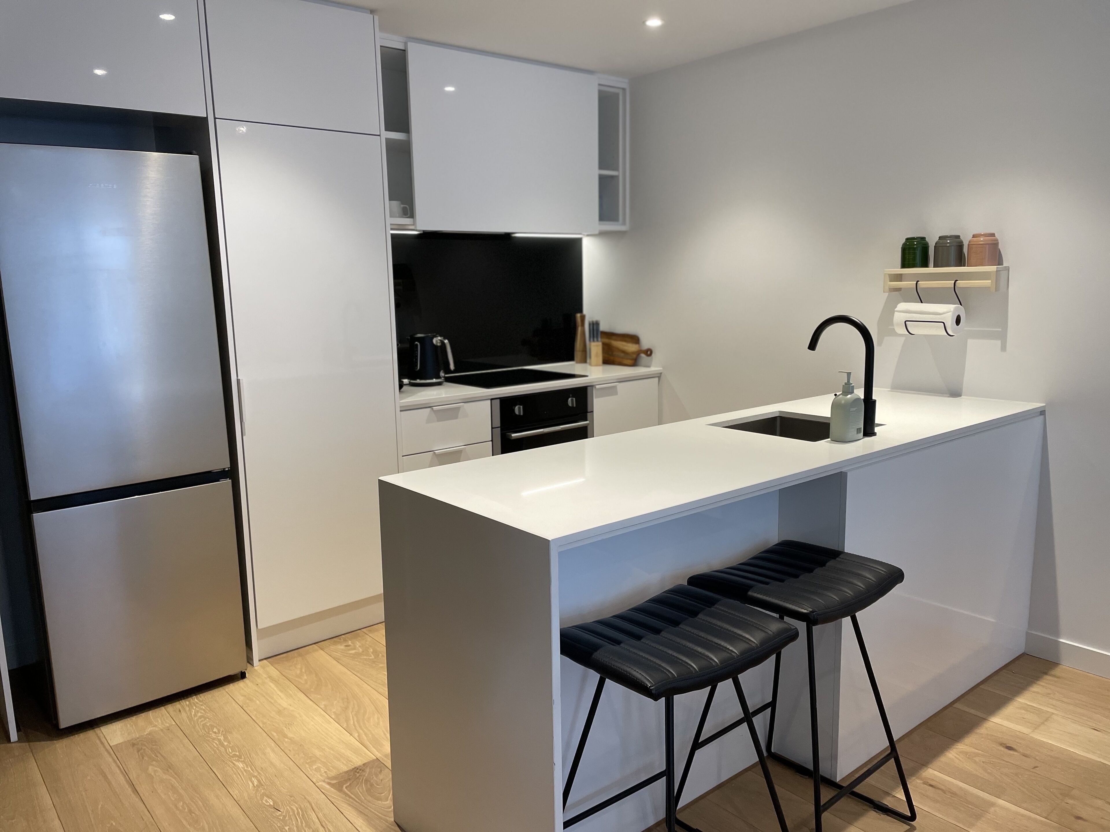 Contemporary inspired luxury apartment w/ stunning views,rooftop cinema &hot tub