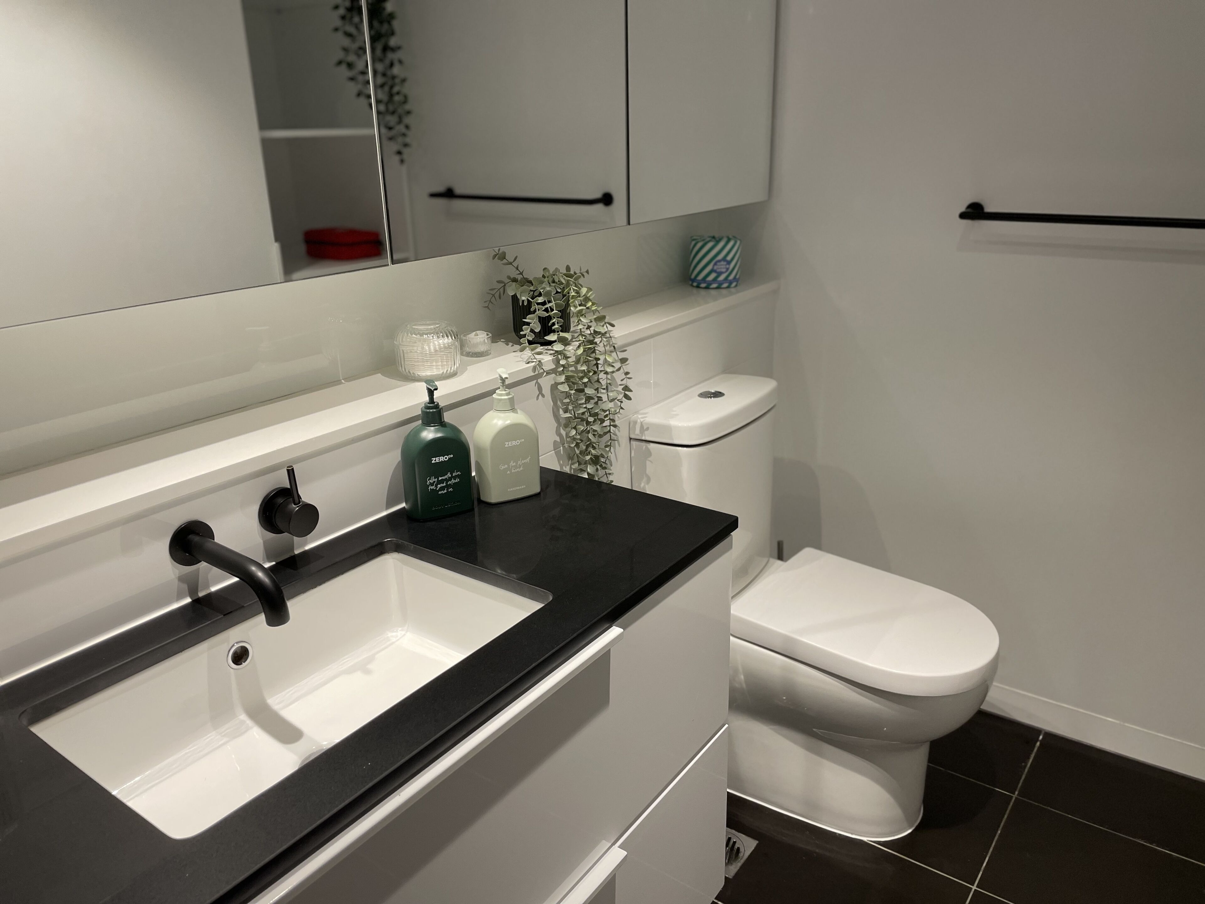 Contemporary inspired luxury apartment w/ stunning views,rooftop cinema &hot tub