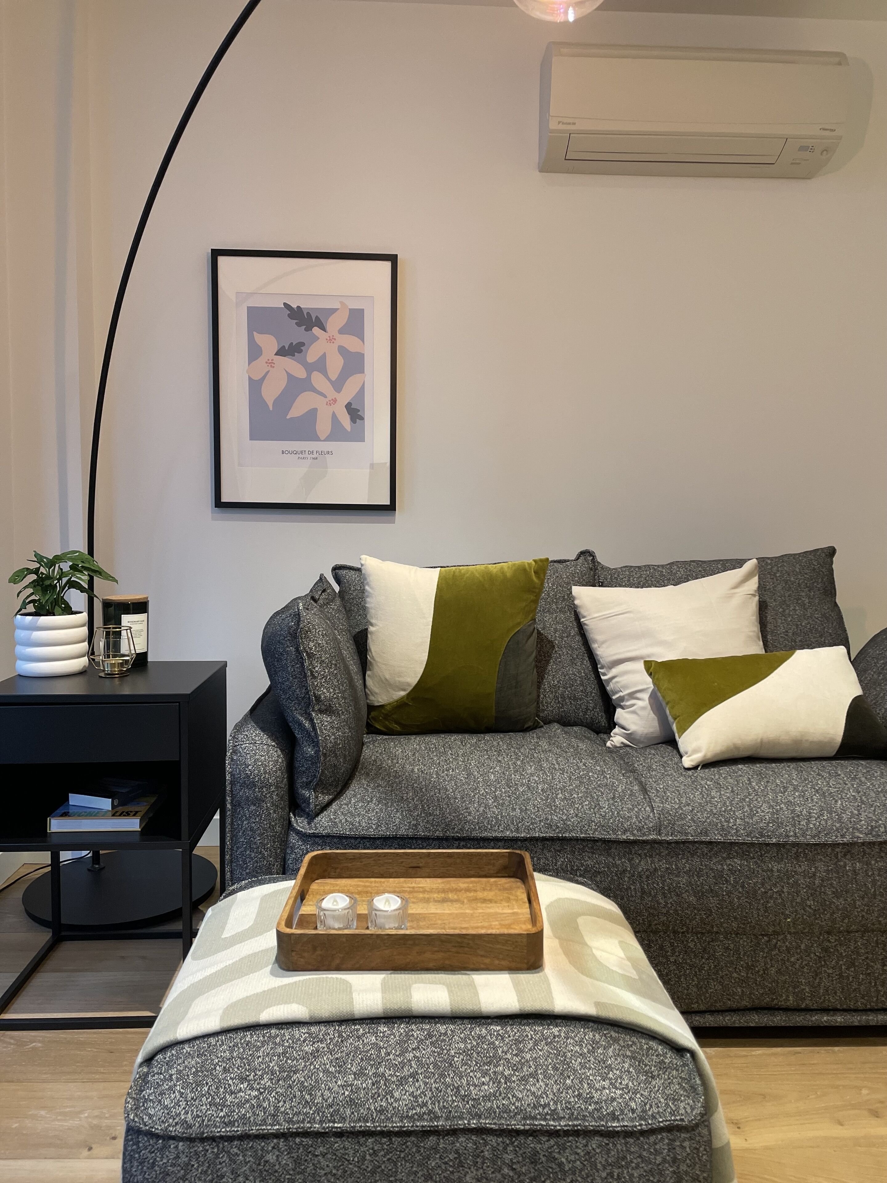 Contemporary inspired luxury apartment w/ stunning views,rooftop cinema &hot tub