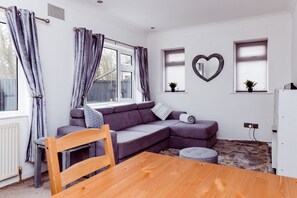 家庭独立别墅 | 起居区 | 20-英寸智能电视(配备有线频道)、电视、游戏机