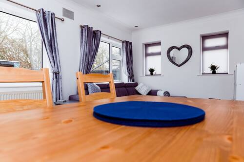 Familienhaus | Essbereich im Zimmer