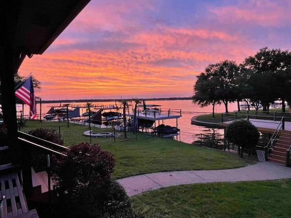 Property grounds - Luxurious, Tranquil, 4BR Lakefront Villa (Mabank)