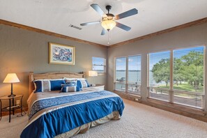 4 bedrooms, desk, iron/ironing board, WiFi - Luxurious, Tranquil, 4BR Lakefront Villa (Mabank)