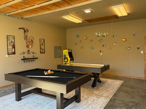 Game room - Luxurious, Tranquil, 4BR Lakefront Villa (Mabank)