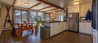 Happy Bison House - Walking Distance to Downtown; sleeps 8!