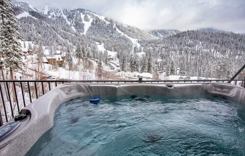 Big Mountain Haus, ski in/out.7BD 5.5BA, Hot Tub & Dry Sauna! Sleeps 22!