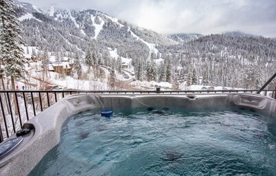 Big Mountain Haus, ski in/out.7BD 5.5BA, Hot Tub & Dry Sauna! Sleeps 22!